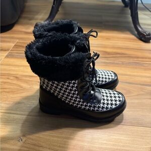 Elegant Houndstooth Winter Boots with Black Fur Trim